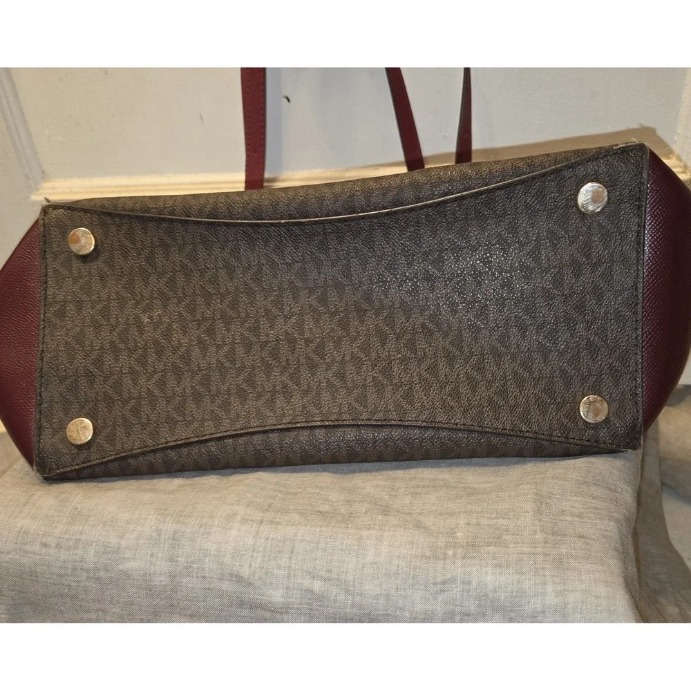 Michael Kors Voyager Berry Medium Logo Tote Bag
